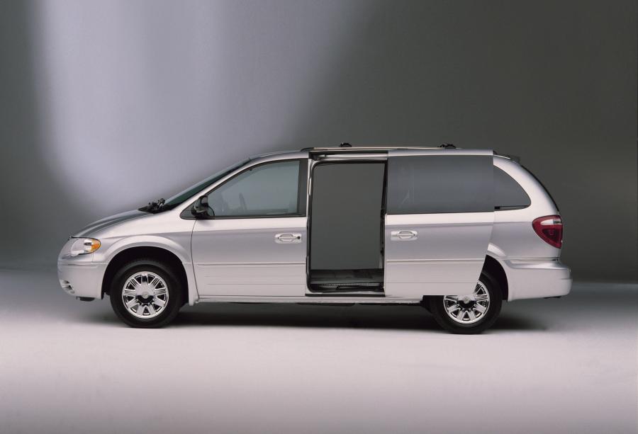  Chrysler Town & Country 2005 года  (фото 19 из 22)